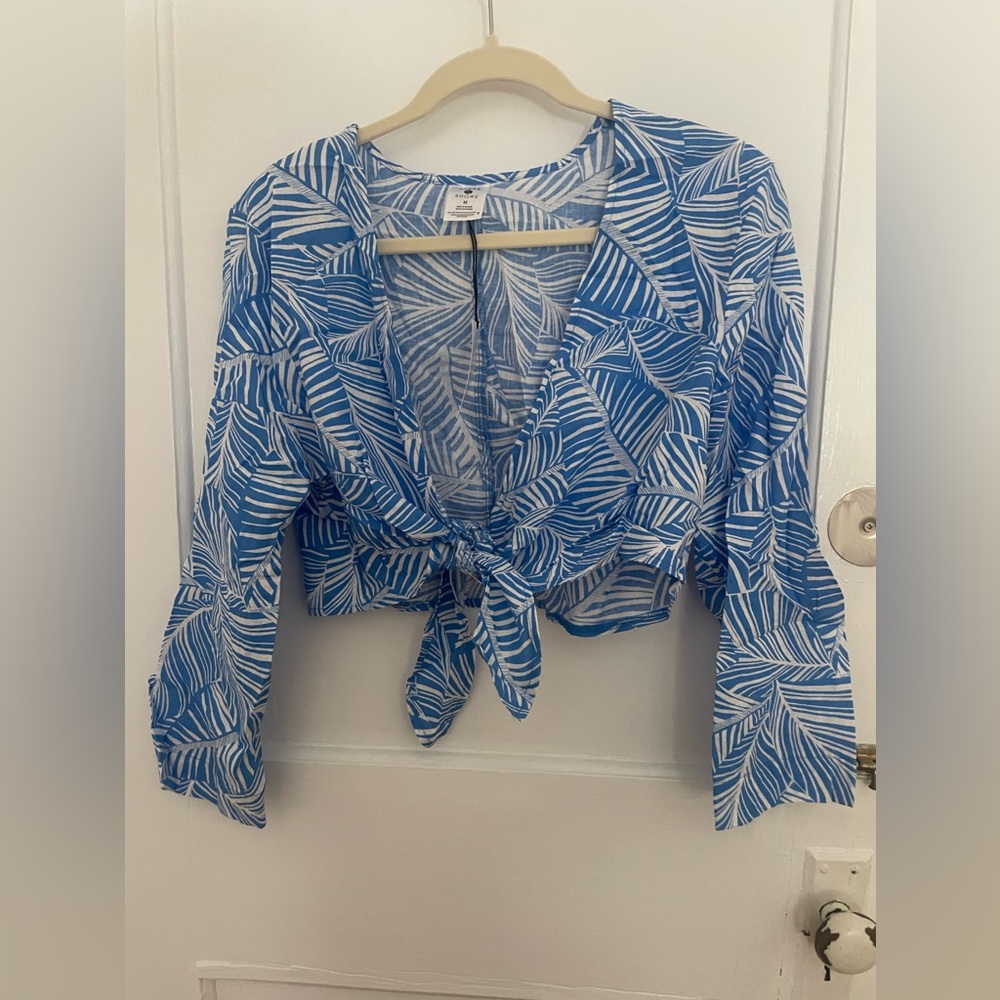 NWT Shade & shore for target tie front printed crop top. Size medium.